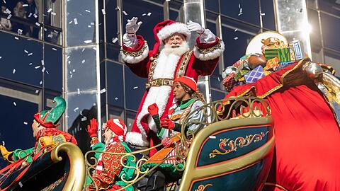 Der Weihnachtsmann bringt viele Geschenke mit.