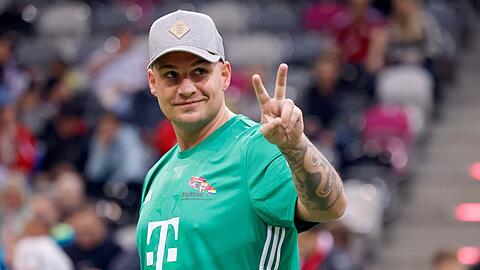 Der Wirbel um seine "DSDS"-Zukunft war ihm nicht anzumerken: Am 17. November spielte Pietro Lombardi gut gelaunt beim Telekom Starkick in Bonn für den guten Zweck.
