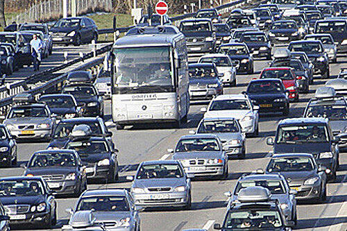 Lange Staus erwartet der ADAC zum Ferienstart.