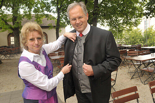 Passt doch gut: Evelyn Gillmeister-Geisenhof legt bei Bezirkstags-Chef Richard Bartsch letzte Hand an.