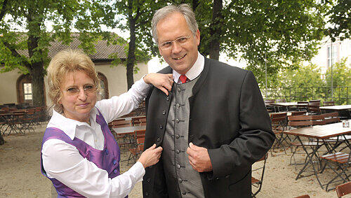Passt doch gut: Evelyn Gillmeister-Geisenhof legt bei Bezirkstags-Chef Richard Bartsch letzte Hand an. Passt doch gut: Evelyn Gillmeister-Geisenhof legt bei Bezirkstags-Chef Richard Bartsch letzte Hand an.