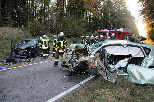 Im Landkreis Mühldorf wurden am späten Montagnachmittag zwei Personen bei einem schweren Verkehrsunfall verletzt.