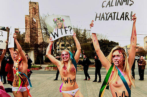 Sie haben es wieder getan - diesmal in der Türkei: In Istanbul hat die ukrainische Aktivisten-Gruppe Femen erneut nackt protestiert, um auf die häusliche Gewalt gegen Frauen aufmerksam zu machen - die Bilder.