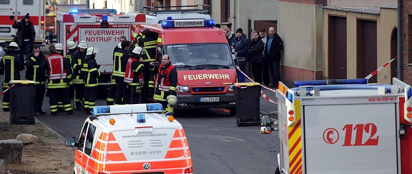 Bei Baggerarbeiten in Euskirchen in der Nähe von Bonn ist eine Weltkriegs-Bombe explodiert. Der Baggerfahrer kam
ums Leben. Bilder vom Unglücksort.