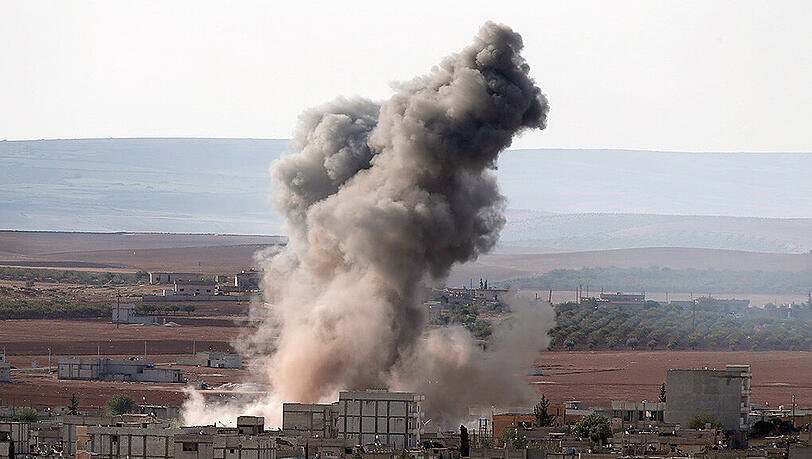 Die Anti-IS-Allianz fliegt schwere Luftschläge gegen die Terrormiliz in Kobane. Die Anti-IS-Allianz fliegt schwere Luftschläge gegen die Terrormiliz in Kobane.