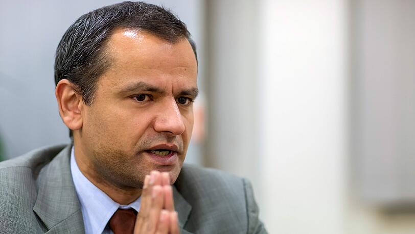 Die Staatsanwaltschaft Hannover lehnt die Einstellung des Kinderpornografie-Prozesses gegen den ehemaligen SPD-Bundestagsabgeordneten Sebastian Edathy ab. Edathys Verteidigung hatte beantragt, das Verfahren gegen Geldauflage einzustellen. Die Staatsanwaltschaft Hannover lehnt die Einstellung des Kinderpornografie-Prozesses gegen den ehemaligen SPD-Bundestagsabgeordneten Sebastian Edathy ab. Edathys Verteidigung hatte beantragt, das Verfahren gegen Geldauflage einzustellen.
