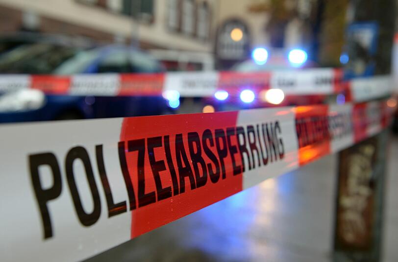 Nachdem ein 40-jähriger Mann in Grünstadt mit einem Messer bewaffnet die Tür öffnete, wurde er von der Polizei erschossen.
