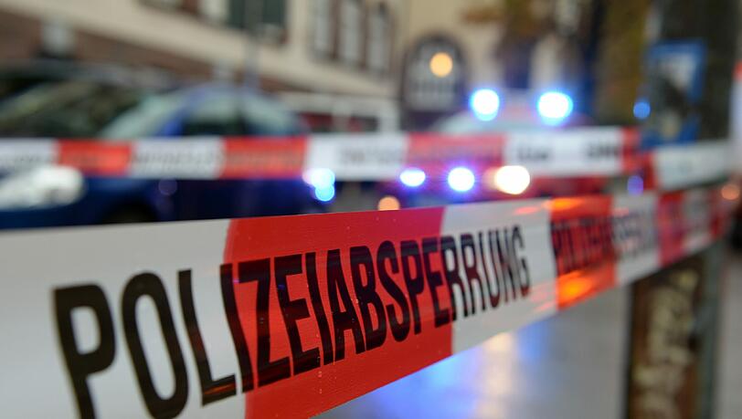Nachdem ein 40-jähriger Mann in Grünstadt mit einem Messer bewaffnet die Tür öffnete, wurde er von der Polizei erschossen. Nachdem ein 40-jähriger Mann in Grünstadt mit einem Messer bewaffnet die Tür öffnete, wurde er von der Polizei erschossen.
