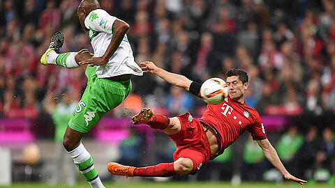 Der Schluss- und Höhepunkt seiner Fünf-Tore-Gala im Ligaspiel des FC Bayern gegen den VfL Wolfsburg: Fünferpacker Robert Lewandowski (r.) bei seinem Traumtor zum 5:1-Endstand. Es wurde zum &bdquo;Tor des Monats September&ldquo; gewählt.
