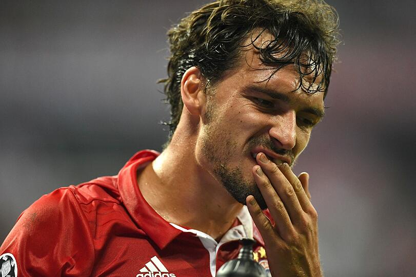 Sind noch alle Zähne da? Hummels fasst sich an den blutigen Mund.