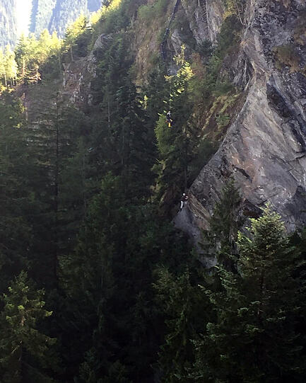 Josef (79) saß hilflos auf dem Klettersteig fest. Die Bilder von der spektakulären Rettung.