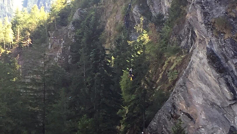 Josef (79) saß hilflos auf dem Klettersteig fest. Die Bilder von der spektakulären Rettung. Josef (79) saß hilflos auf dem Klettersteig fest. Die Bilder von der spektakulären Rettung.
