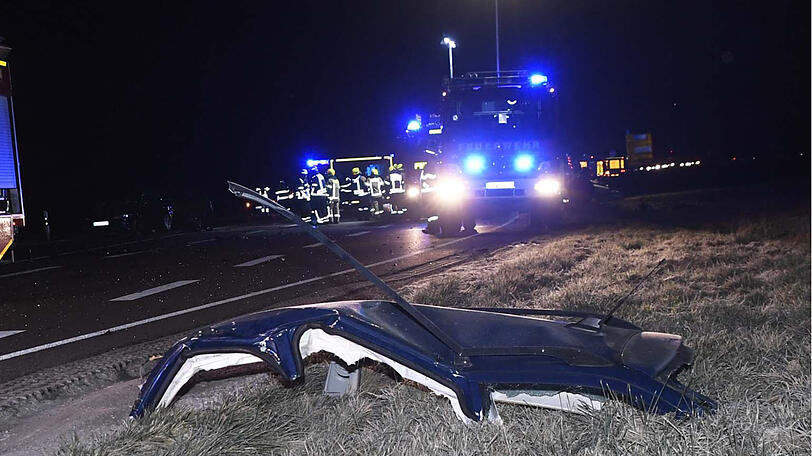Schwerer Unfall auf der B471 bei Garching - zwei Menschen sterben. Die Bilder von der Unfallstelle.