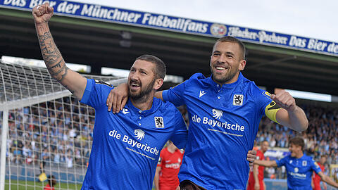 Haben Grund zum Jubeln: Sascha Mölders und Felix Weber.
