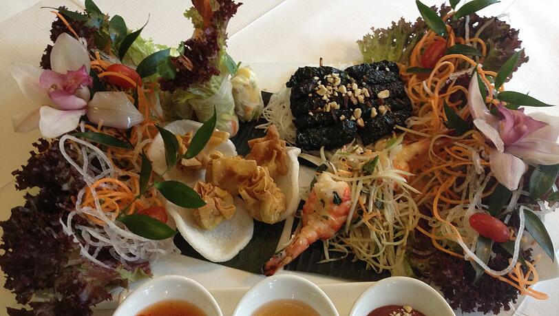Vorspeisenplatte für zwei Personen mit Sommerrollen und grüner Papaya Salat mit Garnelen, Rindfleisch in Wildbetelblättern und knusprige Wan-Tan-Teigasche, gefüllt. Vorspeisenplatte für zwei Personen mit Sommerrollen und grüner Papaya Salat mit Garnelen, Rindfleisch in Wildbetelblättern und knusprige Wan-Tan-Teigasche, gefüllt.