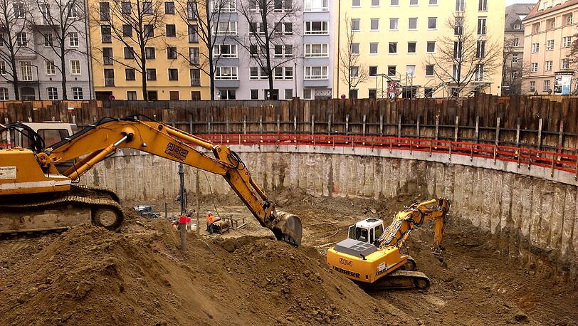 In dieses Mega-Loch soll eine Tiefgarage für 240 Autos rein.