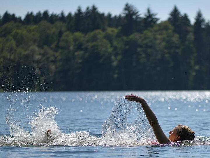 Eine Frau schwimmt im See. Foto: Patrick Pleul
