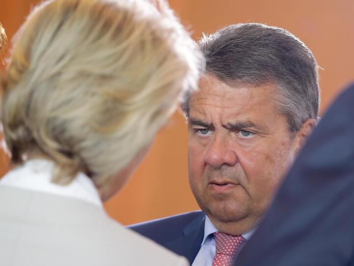 Damals waren sie noch Kabinettskollegen: Sigmar Gabriel im Gespräch mit Ursula von der Leyen.