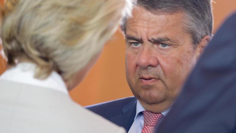 Damals waren sie noch Kabinettskollegen: Sigmar Gabriel im Gespräch mit Ursula von der Leyen. Damals waren sie noch Kabinettskollegen: Sigmar Gabriel im Gespräch mit Ursula von der Leyen.