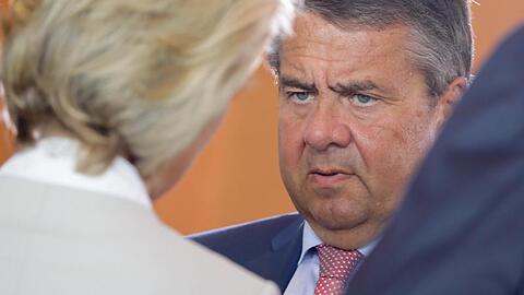 Damals waren sie noch Kabinettskollegen: Sigmar Gabriel im Gespräch mit Ursula von der Leyen.