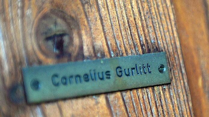 Das Namensschild von Cornelius Gurlitt ist an der Tür zum Haus von Gurlitt zu sehen.