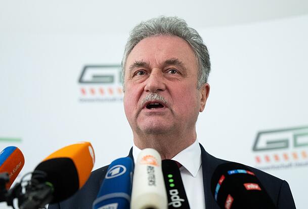 Die Streiks will die GDL künftig nicht mehr ankündigen. Damit sei die Eisenbahn kein zuverlässiges Verkehrsmittel mehr, sagt GDL-Chef Claus Weselsky.