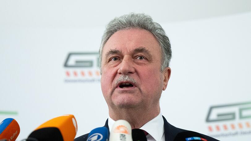 Die Streiks will die GDL künftig nicht mehr ankündigen. Damit sei die Eisenbahn kein zuverlässiges Verkehrsmittel mehr, sagt GDL-Chef Claus Weselsky. Die Streiks will die GDL künftig nicht mehr ankündigen. Damit sei die Eisenbahn kein zuverlässiges Verkehrsmittel mehr, sagt GDL-Chef Claus Weselsky.