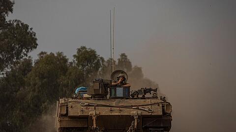 Ein gepanzerter Mannschaftstransportwagen der israelischen Armee: Felix Klein "möchte sehr dafür plädieren, dass weiter Waffen geliefert werden an Israel".
