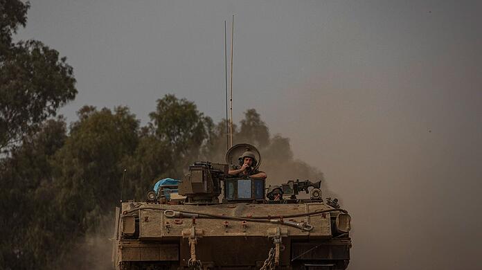 Ein gepanzerter Mannschaftstransportwagen der israelischen Armee: Felix Klein "möchte sehr dafür plädieren, dass weiter Waffen geliefert werden an Israel".