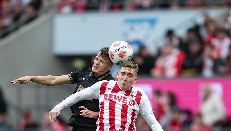 Kölns Isak Johannesson (r) und Augsburgs Robin Fellhauer kämpfen um den Ball.