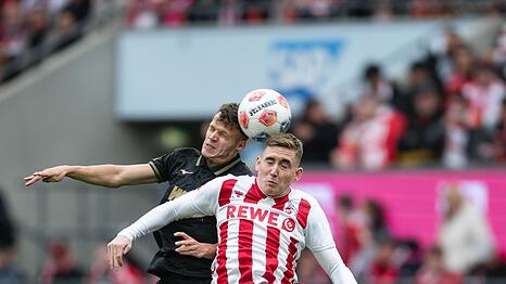 Kölns Isak Johannesson (r) und Augsburgs Robin Fellhauer kämpfen um den Ball.