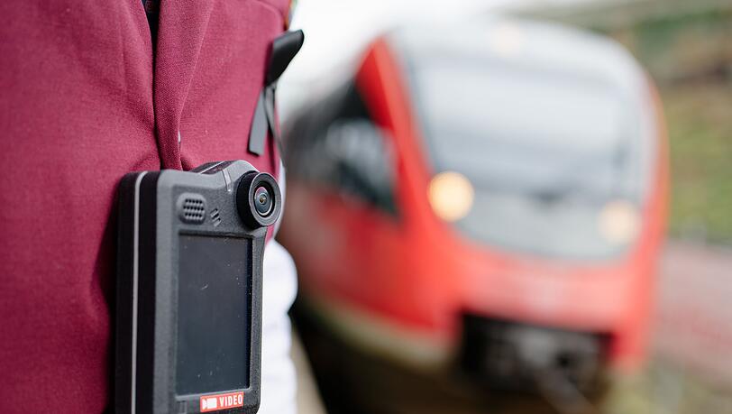 Nach dem Angriff klagte der Zugbegleiter der Polizei zufolge &uuml;ber Schmerzen, stand unter Schock und musste seinen Dienst vorzeitig beenden. (Symbolbild)