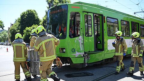 Die Feuerwehr war mit zahlreichen Kr&auml;ften vor Ort, darunter auch mit einem Gro&szlig;raumrettungswagen.