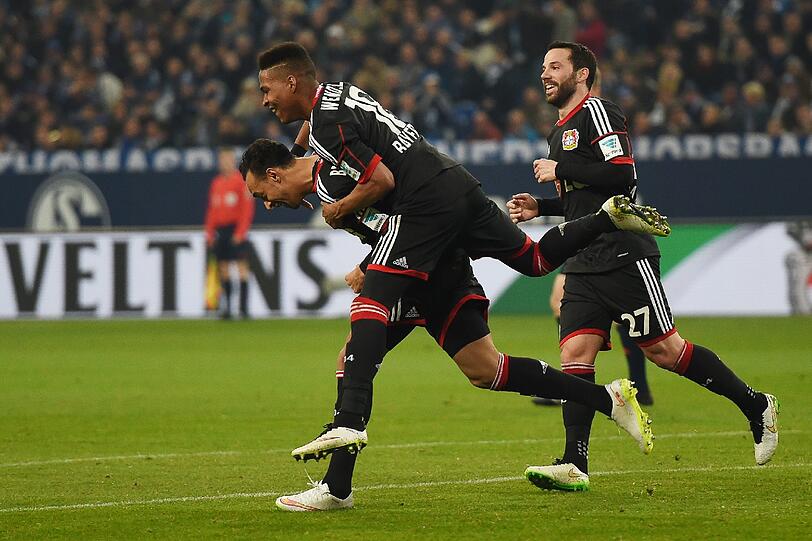 Leverkusens Karim Bellarabi (l) bejubelt sein Tor zum 1:0 mit Wendell (M) und Gonzalo Castro.