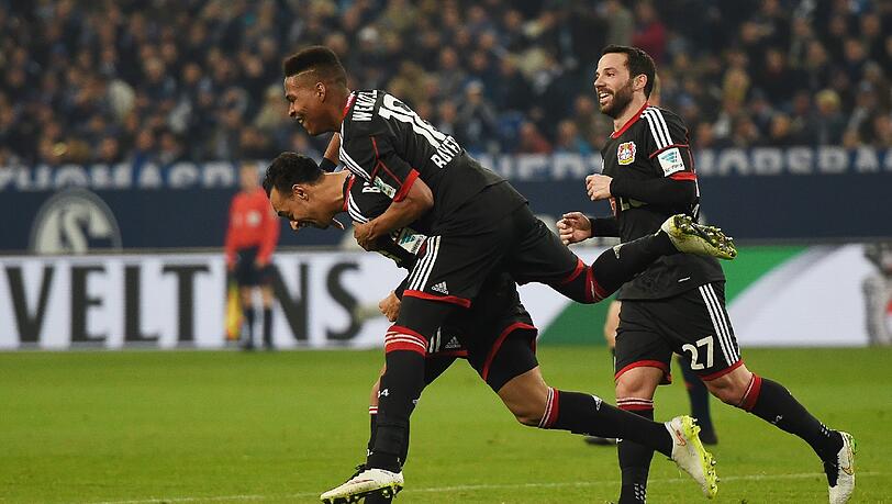 Leverkusens Karim Bellarabi (l) bejubelt sein Tor zum 1:0 mit Wendell (M) und Gonzalo Castro. Leverkusens Karim Bellarabi (l) bejubelt sein Tor zum 1:0 mit Wendell (M) und Gonzalo Castro.
