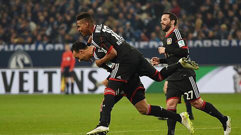 Leverkusens Karim Bellarabi (l) bejubelt sein Tor zum 1:0 mit Wendell (M) und Gonzalo Castro.