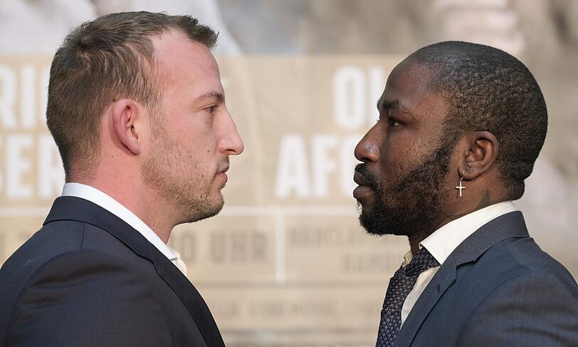 Mario Daser und Ola Afolabi schauen sich bei der Pressekonferenz tief in die Augen