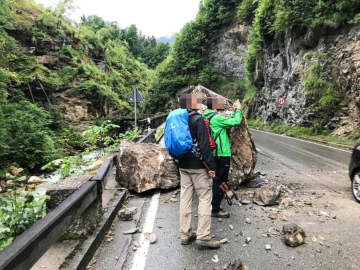 Wanderer bestaunen den Felssturz.