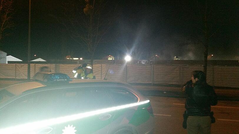In einem Ankunftszentrum im Euroindustriepark hat ein defekter Heizlüfter einen Großbrand ausgelöst.