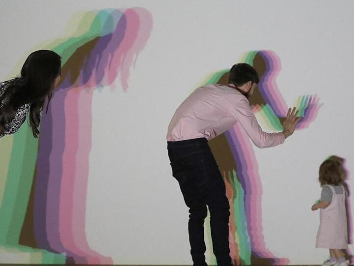 Die Installation "Your uncertain shadow" (2010) lädt zur Interaktion ein.
