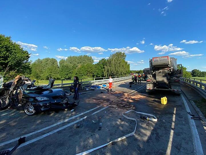 Ein Zerstörter PKW steht auf der Bundesstraße 13. Foto: Schmelzer/vifogra/dpa