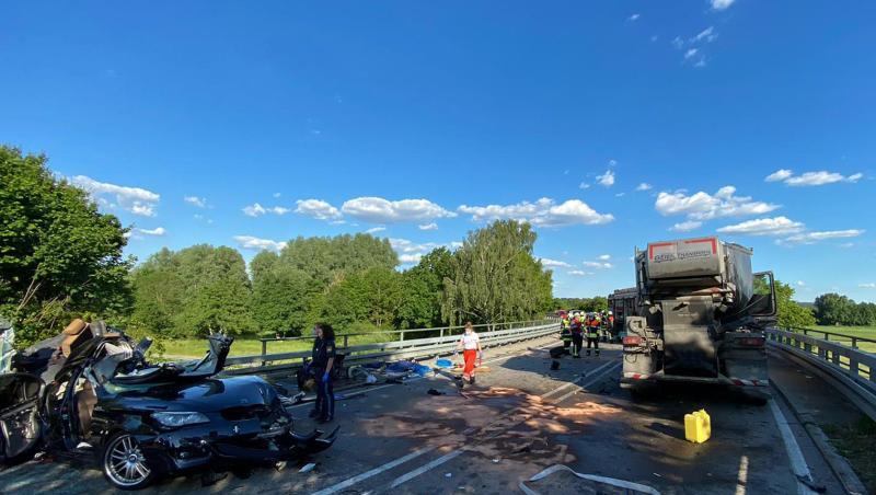 Ein Zerstörter PKW steht auf der Bundesstraße 13. Foto: Schmelzer/vifogra/dpa Ein Zerstörter PKW steht auf der Bundesstraße 13. Foto: Schmelzer/vifogra/dpa