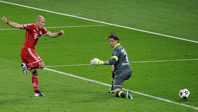 Arjen Robben schießt das entscheidende Tor gegen BVB-Torwart Roman Weidenfeller.