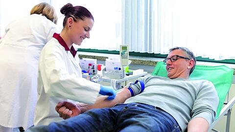 Ein Mann bei der Blutspende - momentan, sagt Patric Nohe, ist die akute Versorgung zwar gesichert. Doch der Sommer kommt.