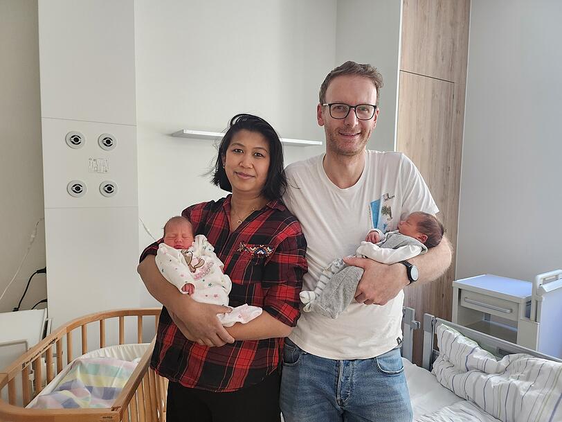 Ella und Emma sind Zwillinge, haben aber zwei unterschiedliche Geburtstage.