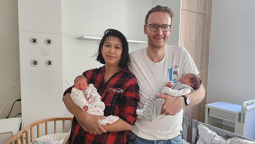 Ella und Emma sind Zwillinge, haben aber zwei unterschiedliche Geburtstage.