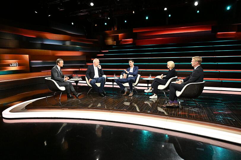 Am Dienstagabend diskutierte Markus Lanz (links) mit Linken-Politiker Jan van Aken (zweiter von links), SPD-Politiker Martin Hikel (Mitte), Ökonomin Monika Schnitzer (zweite von rechts) und Journalist Gordon Repinski. Am Dienstagabend diskutierte Markus Lanz (links) mit Linken-Politiker Jan van Aken (zweiter von links), SPD-Politiker Martin Hikel (Mitte), Ökonomin Monika Schnitzer (zweite von rechts) und Journalist Gordon Repinski.