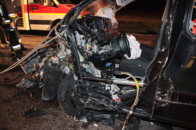 Bei dem Frontalzusammenstoß auf der B12 bei Haag in der Nacht zum Dienstag erlitten die beiden Fahrer schwere Verletzungen. Die Ursache des Unfalls ist bisher ungeklärt.