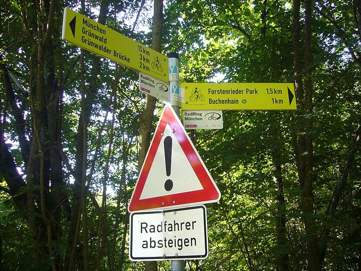 Einen Radlring gibt's, benutzen darf man ihn aber nicht.