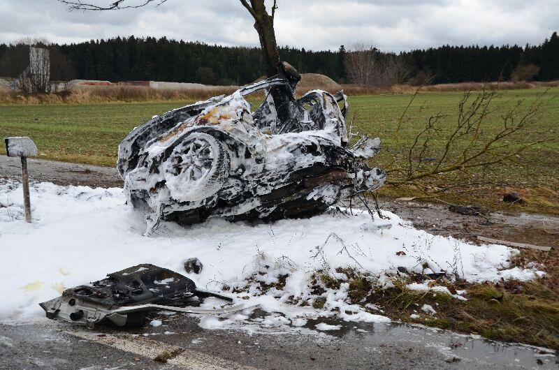 Horror-Unfall am Tag von Heiligabend: Ein Auto ist auf der B12 gegen einen Baum geschleudert. Der Insasse verbrannte im Wrack.